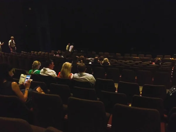 Espectadores durante el intermedio de la actuación en uno de los teatros de Tel Aviv —  Fotos de Stock