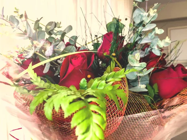 Red roses in basket — Stock Photo, Image