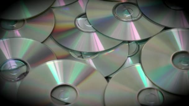 Kompakte optische CDs oder DVDs, die sich langsam drehen — Stockvideo