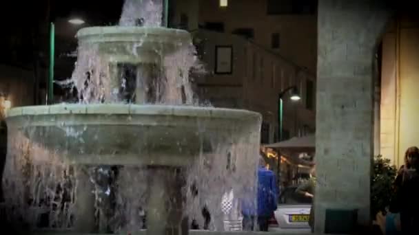 Air mancur di pintu masuk ke Theater Gesher di Evening Illumination. Tel Aviv — Stok Video