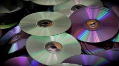 Optik CD ve DVD diskleri düzgünce satırlar tablo halinde düzenlenmiş
