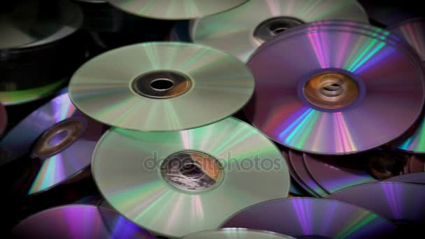 Discos ópticos de CD y DVD ordenados cuidadosamente en filas sobre la mesa — Vídeos de Stock