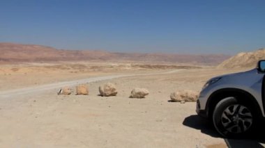 Bir Jeep öncüleri çölde yolculuk