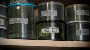 Plastik kutulara raflarda duran kompakt optik Dvd ya da cd diskler