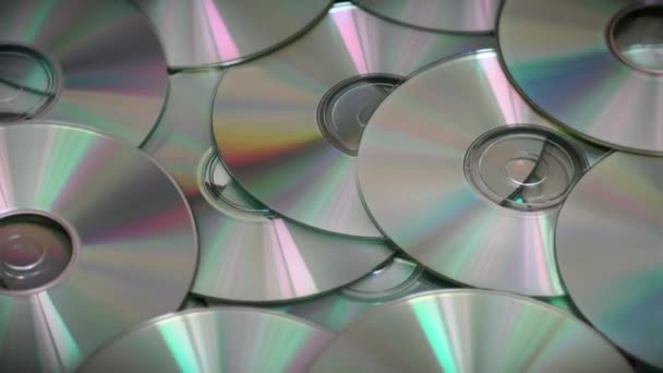 Компактные оптические диски CD или Dvds медленно вращаются — стоковое видео
