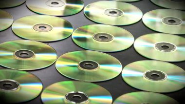 CD veya DVD diskleri düzgünce satırlar tablo halinde düzenlenmiş