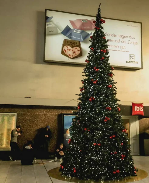 Kerst versierd en lluminated Central Railway Station — Stockfoto