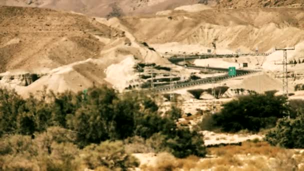 Vista azulada da estrada no deserto da Judeia — Vídeo de Stock