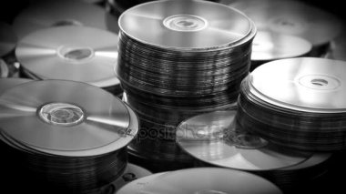 Siyah ve beyaz Video kompakt Dvd veya cd diskler kazık masada duran