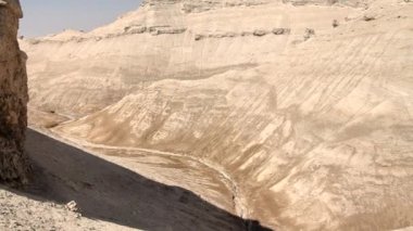 Musevi Çölü dağının bir cipte yolculuk. İsrail