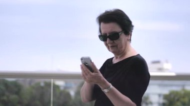 Büyükanne ile Smartphone balkon