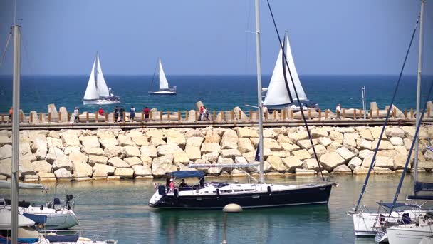 Schöner Blick auf Luxusjacht im Yachthafen auf das offene Meer — Stockvideo