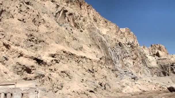死海, イスラエルの近くのソドムの市の聖書の代わりに岩の地層を垂直方向 — ストック動画