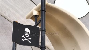 Korsan gemi cazibe bir kumaş gölgelik altında