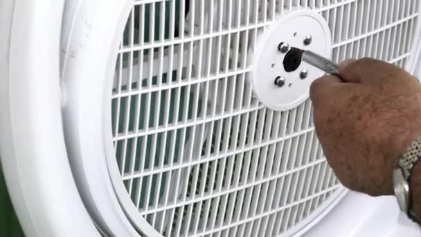 Viejo hombre recoge casa ventilador ventilador — Vídeo de stock