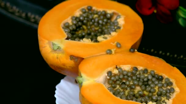 Zwei Teile frische reife tropische Papaya — Stockvideo