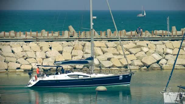 Yacht i marinan kommer att öppna havet — Stockvideo