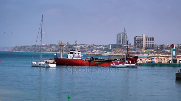 Yachterna i hamnen kommer att öppna havet och återvänder till förtöjning ställe — Stockvideo