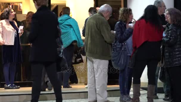 Espectadores en la entrada a uno de los teatros de la ciudad antes de la representación. Tel Aviv, Israel — Vídeos de Stock