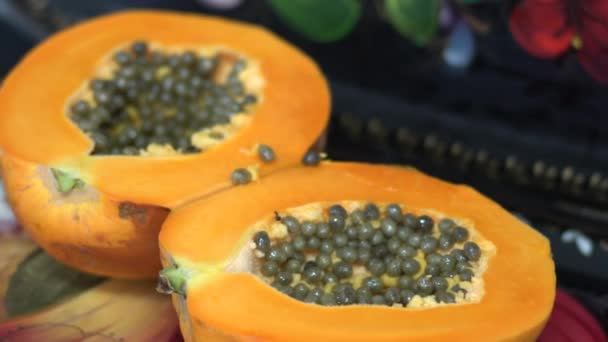 Piękny cięcia dojrzała papaja tropikalny — Wideo stockowe