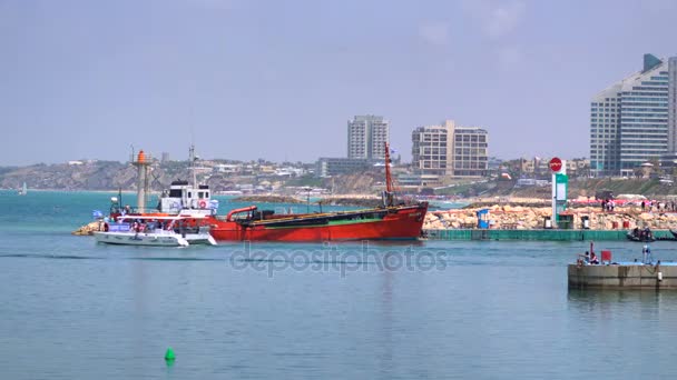 Katamaran mit Touristen auf hoher See — Stockvideo