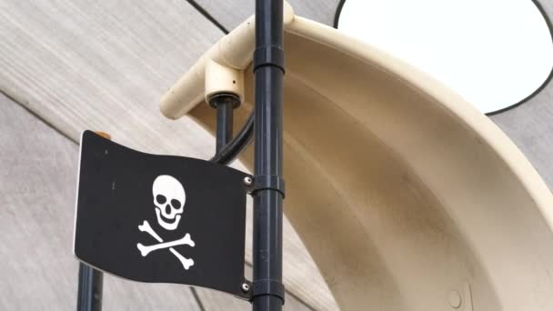 Atracción del barco pirata bajo un dosel de tela — Vídeos de Stock