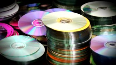 Yığınları kompakt optik Dvd ya da cd diskler masada duran