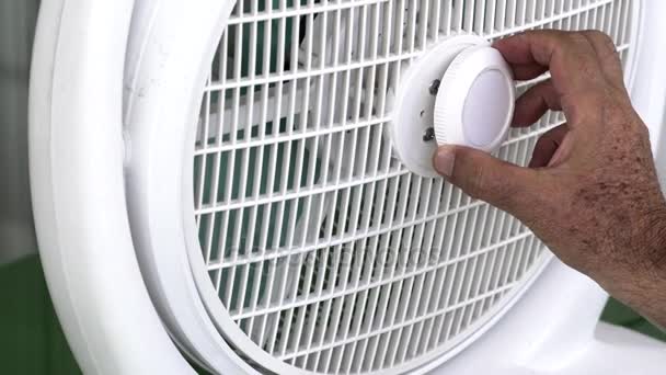 Oudere Man verzamelt huis Fan Ventilator — Stockvideo