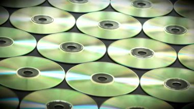 Düzgünce satır CD veya DVD diskleri masanın üzerine düzenlenen