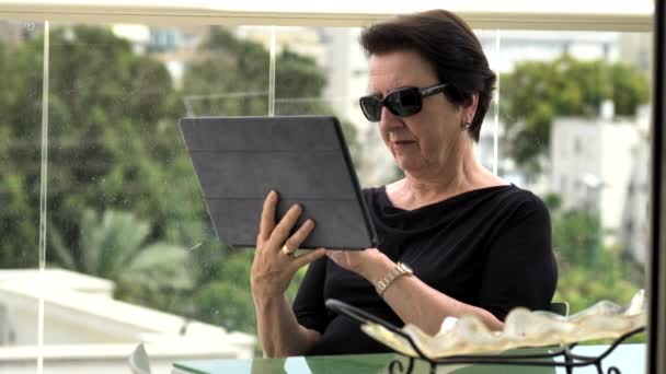 Ηλικιωμένη γυναίκα με το Tablet σε Balcon — Αρχείο Βίντεο