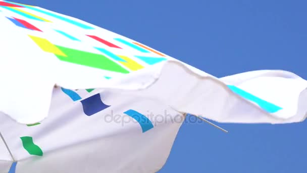 白色的太阳伞带混杂模式 — 图库视频影像