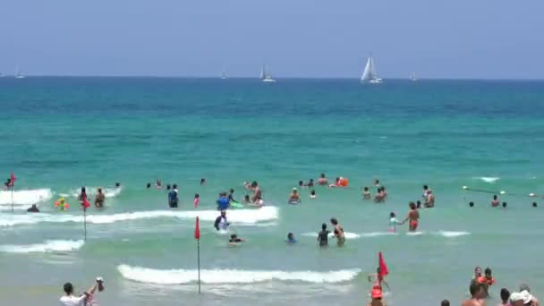 Vakantiegangers op het strand van Tel Aviv. Time-lapse — Stockvideo
