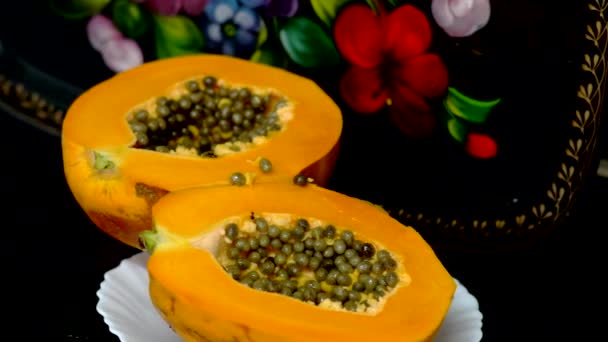 Свежие спелые тропические папайи разрезать на две части на современной кухне — стоковое видео