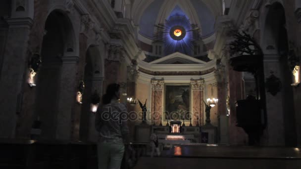 Toeristen binnen St. Peter's Cathedral. Jaffa, Israël — Stockvideo