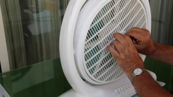 Mãos masculinas coletando um ventilador de ventilador doméstico na mesa — Vídeo de Stock
