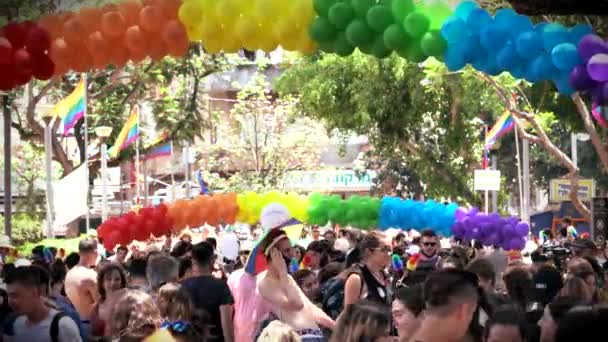 Trabajo difícil de un fotoperiodista en el Desfile del Orgullo Gay en Tel Aviv — Vídeos de Stock