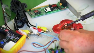 Çalışma alanı'na elektronik teknisyeni Tester ve havya ile. Zaman atlamalı