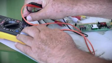 Elektronik bileşenler kontrol teknisyeni