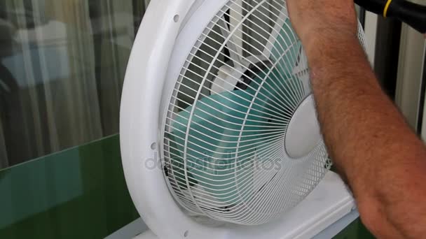 Oudere Man een huis Fan Ventilator verzamelen op tafel — Stockvideo