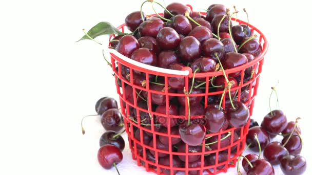 Rotación de cereza en una cesta de plástico rojo — Vídeos de Stock