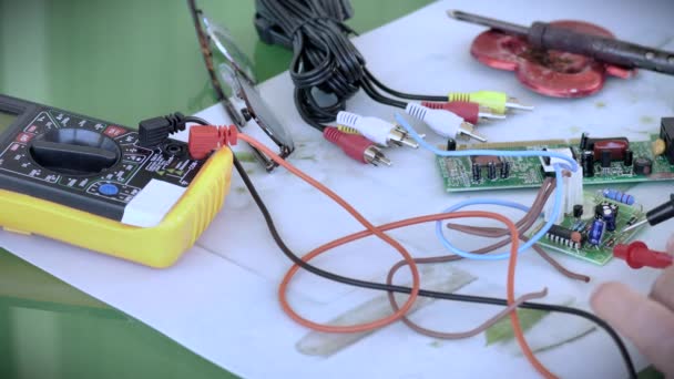 Ремонт электронных компонентов (электронных компонентов) — стоковое видео