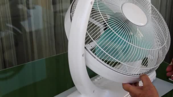 Mãos masculinas coletando um ventilador de ventilador doméstico na mesa — Vídeo de Stock