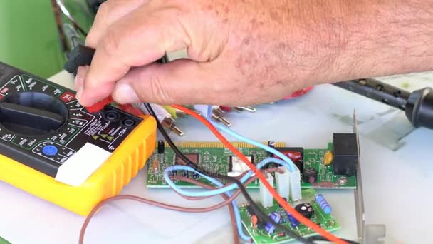 Time Lapse Vista del Técnico de Electrónica en el Lugar de Trabajo — Vídeo de stock