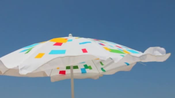 White Sun Umbrella at the Beach. — Stock Video