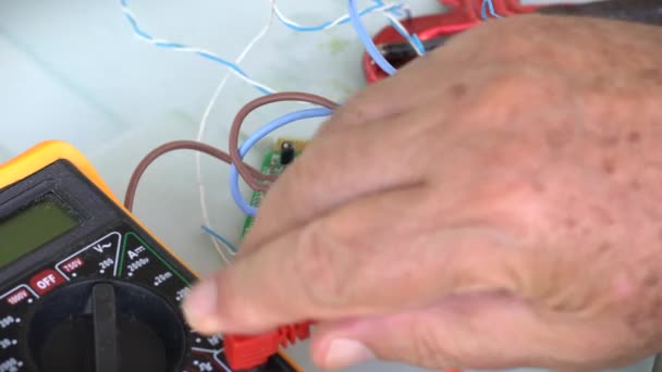 Technicus controleren van de elektronische componenten met tester — Stockvideo