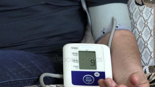 Женщина измеряет кровяное давление — стоковое видео