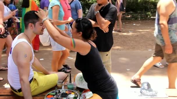 Artista pinta joven hombre para gay orgullo desfile — Vídeos de Stock