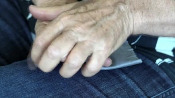 Mujer de edad avanzada se frota las manos debido al dolor de la artritis u otra condición médica . — Vídeos de Stock