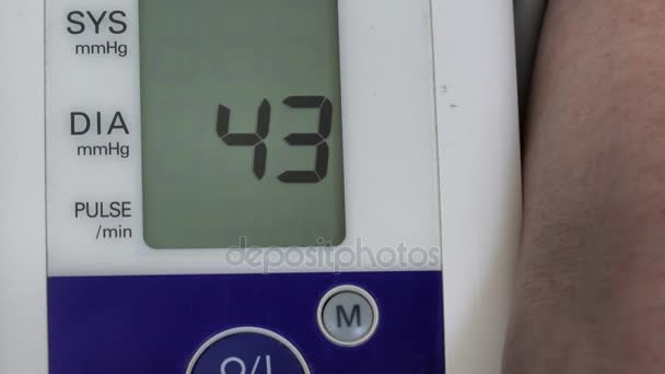 电子血压计的工作 — 图库视频影像