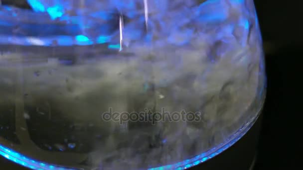 Vista en cámara lenta de las burbujas de aire en agua hirviendo — Vídeo de stock